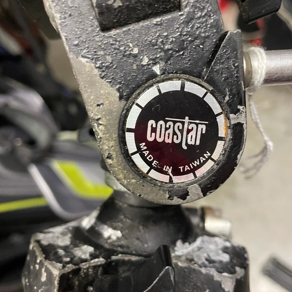 Vintage camera tripod by Coaster with extendable legs . - Picture 4 of 12